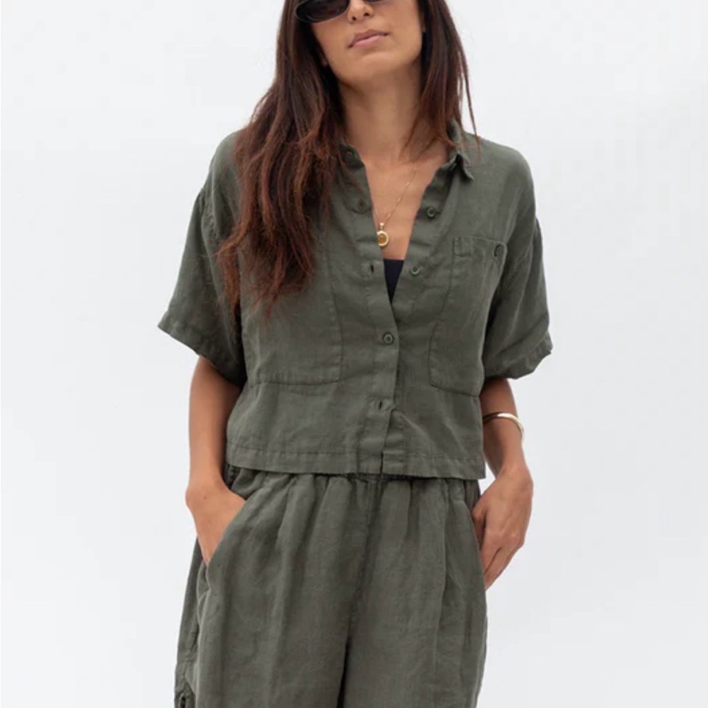 Left on Friday getaway cropped shirt sz L NWT